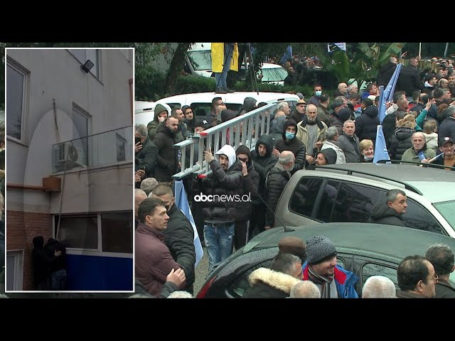 Basha mban PD-ne dhe seline, Berisha shperndan te vetet pas 3 oresh rrethim