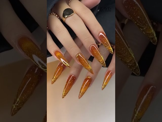 Turn heads with this mesmerizing Amber Crystal Cat-Eye look from LAVIS 🤎✨