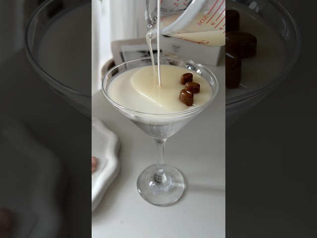 Making an espresso martini candle for Valentine’s Day 🍸🤎  #candle #candlemaking #diy #handmade
