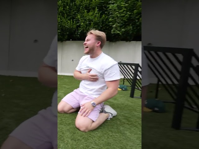 Royalistiq doet kontje knal en krijgt slappe lach 😂