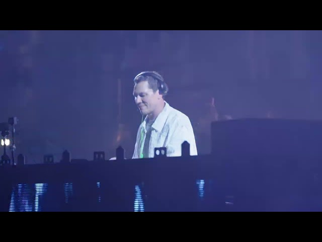 When boss Tiësto drops 'Universal Nation' at Dreamstate!