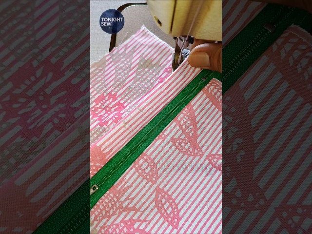 Easy way to sew a zipper for a pillow cover #sewing #sewingtutorial #sewingtips