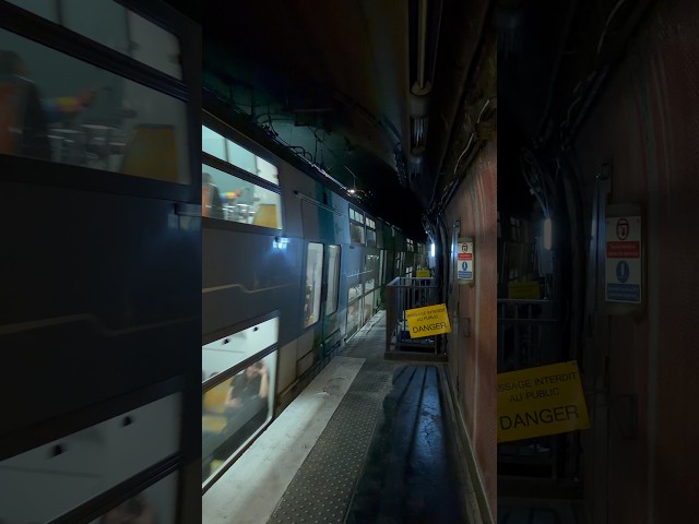 😳 EN HEURE DE POINTE… UN GROS ARC ÉLECTRIQUE SUR LE MI09 ! ⚡ #shorts #rera #train #rail #ratp