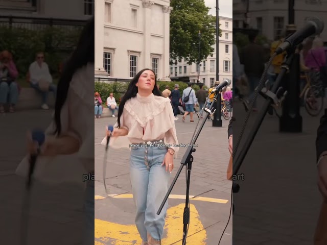 Thinking Out Loud as a duet in Trafalgar Square 🥹 the guy at the back didn't move the whole time