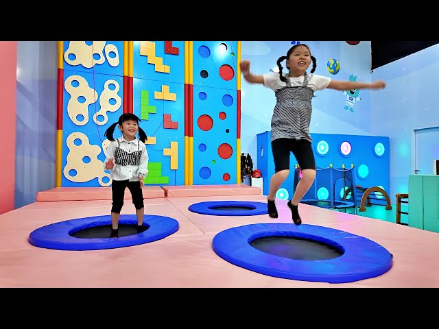 Main Lompat Trampolin dan Panjat Dinding Dapat Hadiah di Playground Anak
