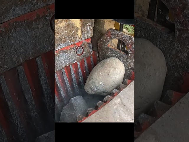 Crushing Rock. #gravel #machine #jawcrusher