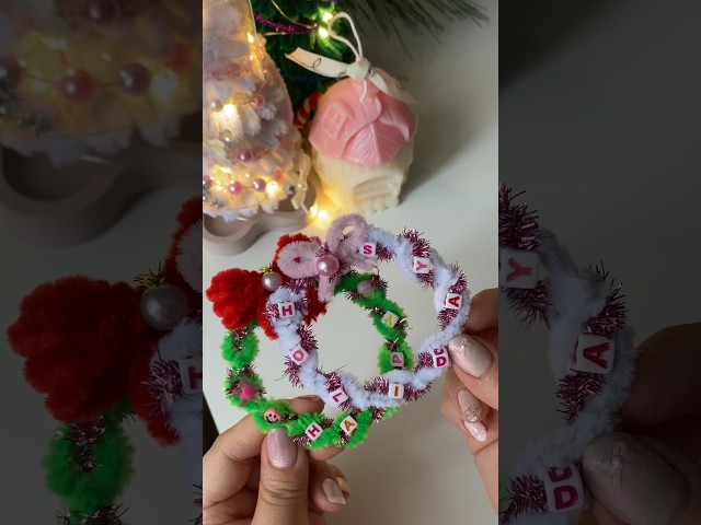 DIY pipe cleaner Christmas wreath 🥰 #christmascrafts #holidaycrafts #diycrafts #diychristmasdecor