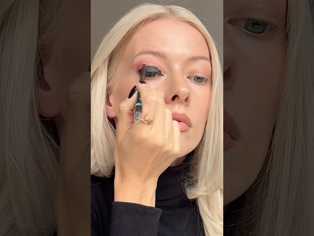 Silver Smoky Eye Tutorial Vampy Glam #hoodedeyesmakeup #smokeyeye #eyemakeup #eyemakeuptutorial