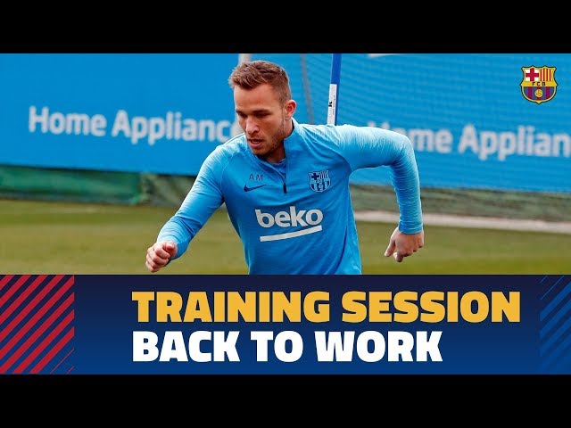 Sky-high keep away highlights Tuesday training; Arthur works out on the side