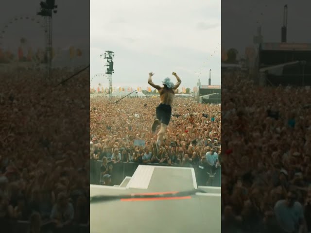 BEST STAGEDIVE EVER 🤪🤙