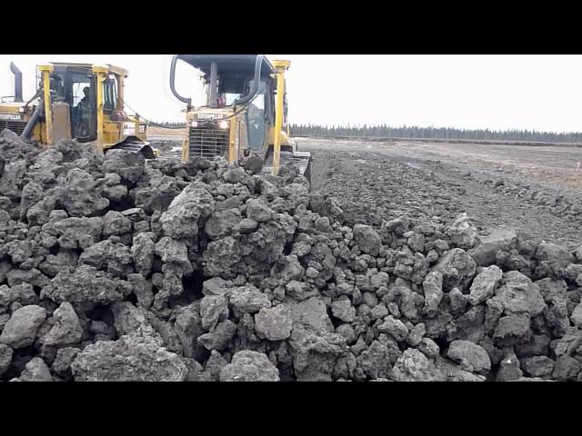 Syncronized dozers double pushing - Caterpillar D6T & D6N