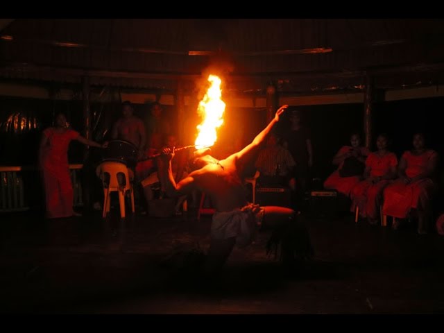 AMAZING SAMOAN FIRE DANCE - Traditional Polynesian Fire Dancing