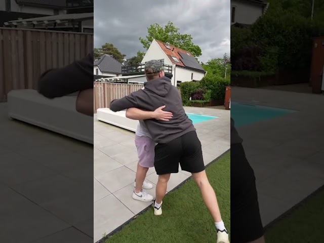 Thijs zegt op zijn manier gedag...