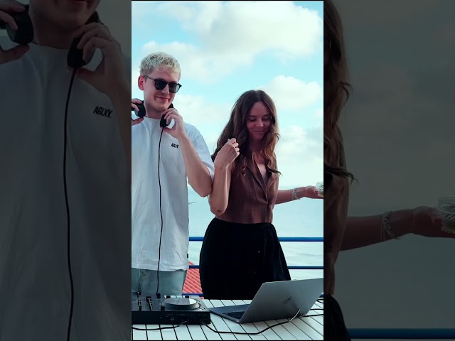 loved the vibe of those two 🥹 track by  Kenny Brian, Thomas Newson, Tom & Collins: Nuestro Amigo