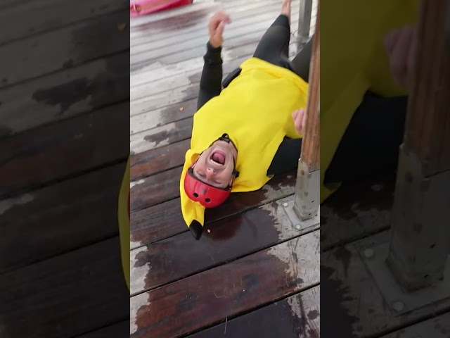 Rob glijdt uit in bananenpak 😂