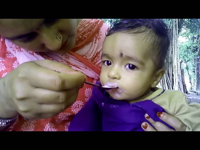 यस राज शर्मा मेरी बड़ी मम्मी मुझे दूध पिला रही है मैं अभी महज 6 महीने का हुआ हू।