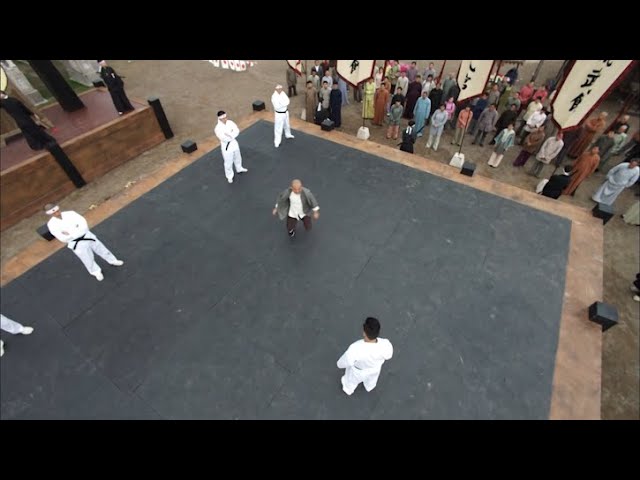 Japanese samurai set up the ring to bully the Chinese.A kung fu kid can’t stand it and crippled them