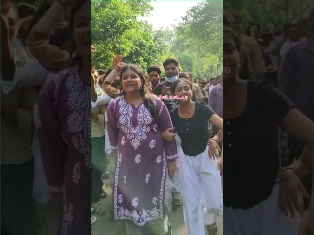 गली गली में सोर है मोदी साला चोर है