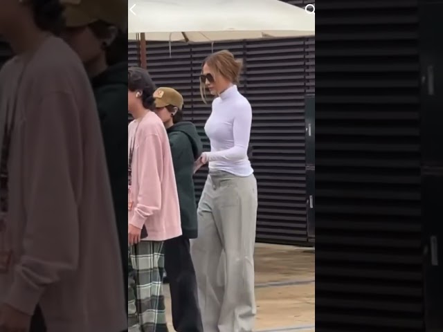 #familytime #jenniferlopez #casualoutfits #losangeles #jlo #hollywoodcelebrity #california