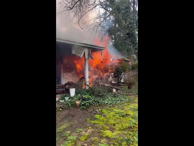 SE Portland home catches fire Monday morning
