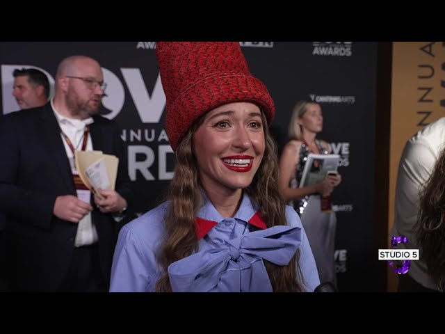 Stars Give God Glory at Dove Awards Red Carpet