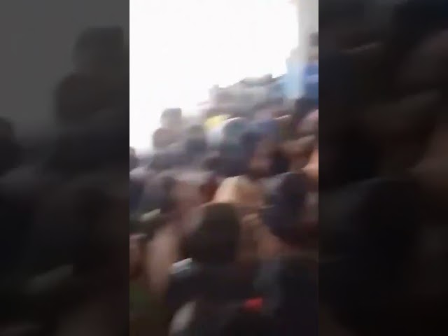 berebut minyak goreng | ibu-ibu serbu Indomaret untuk mencari minyak goreng.