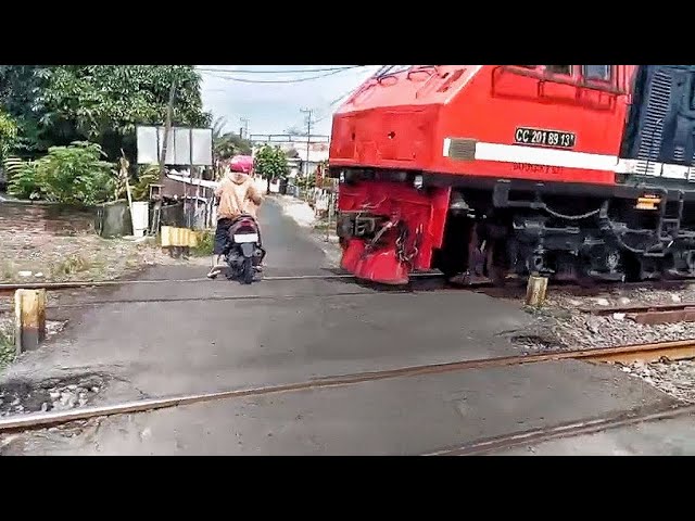 Moments before a woman on a motorbike gets hit by a train...‼️
