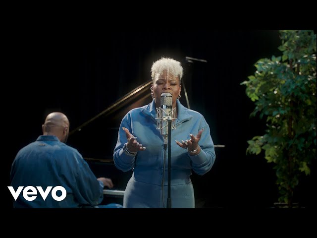 Tasha Cobbs Leonard - The Hands That Keeps Holding Me (Official Live Performance Video)