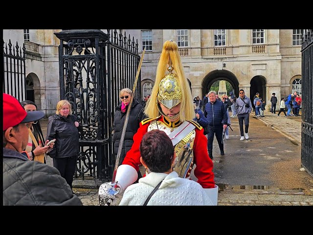 RUDE IDIOT TOURIST REFUSES TO MOVE for The King's Guard and thinks it's funny at Horse Guards!