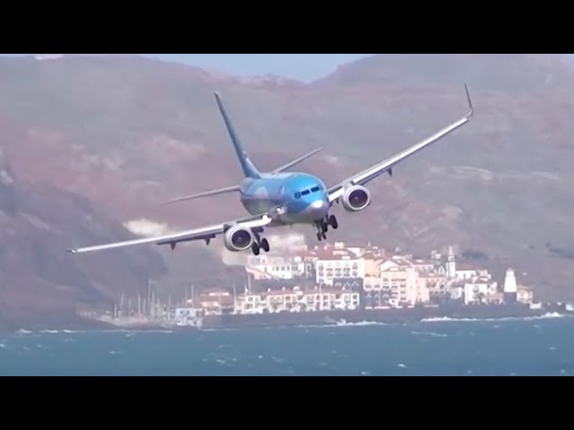 Incredible Pilot Skills Severe Windshear || DANGEROUS LANDING during a STORM