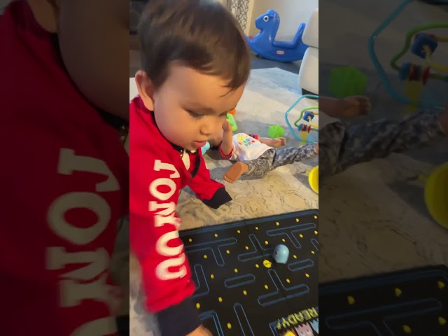 El Bebé Juega Pac-Man
