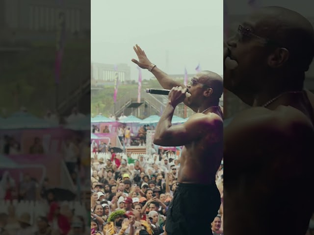Ja Rule performs live in the rain in Auckland!!! Fans go crazy singing every word…