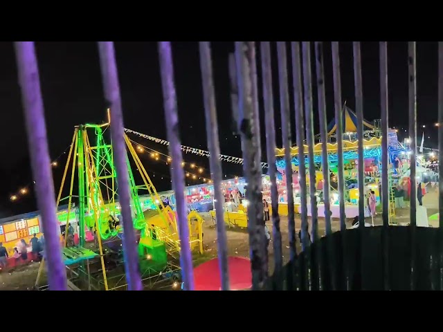 Suasana di dalam komedi putar pasar malam 