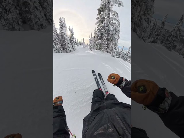POV: Random groovy Tuesday hunting fun on Serwas🤘❄️⁣#skibigwhite #skiing