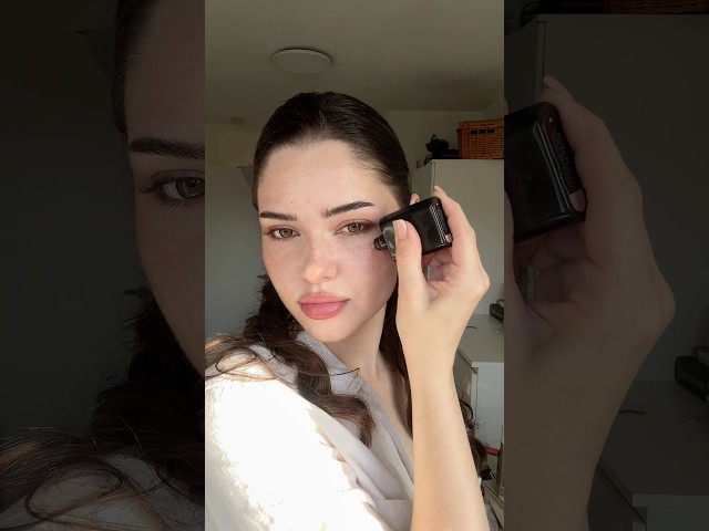 How Iβm doing my makeup in this heat