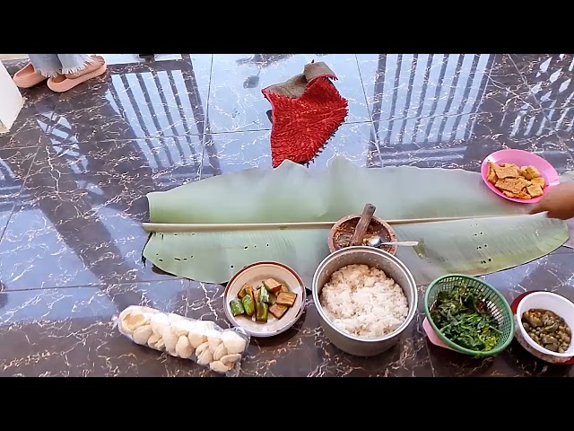 Makan siang nya di teras rumah#@aviqachannel