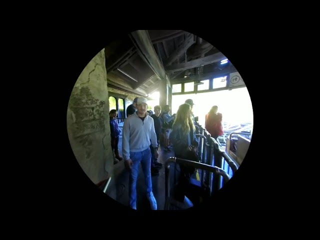 Snapchat Spectacles 3 / 3D sample footage at Disney / Can watching in 3d with VR