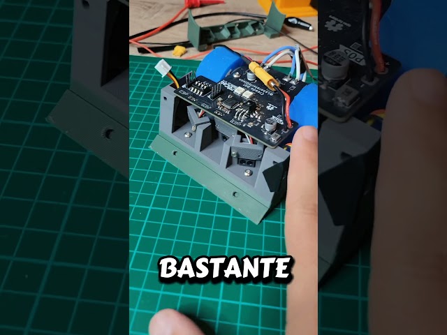 🍑 Minisumo Robot V2: Tracking its prey 🍑 STM32 robot with tracking ready! #robot #stm32