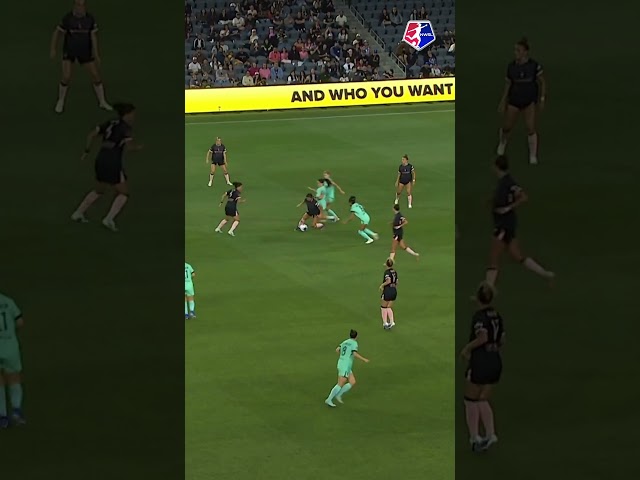 Slicing and dicing. 🔥 Gisele Thompson 😮‍💨 #nwsl #soccer #football