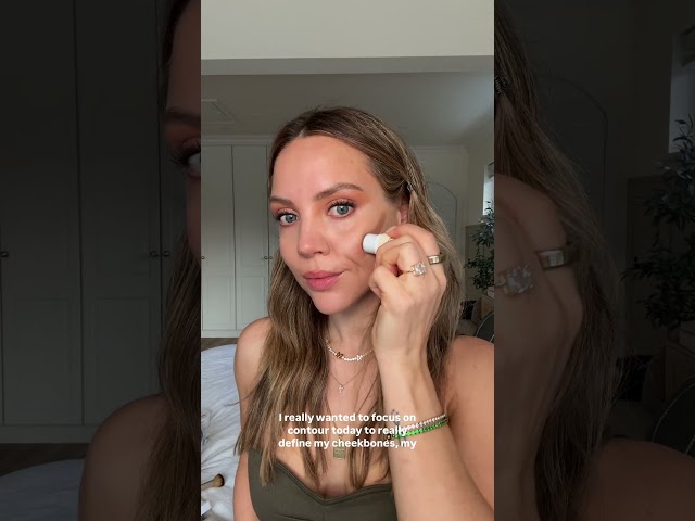 We love a comeback 😍❤️ #makeuptutorial #hilaryduff #makeupinspo #bronzeymakeup #makeuplook