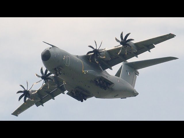 4Kᵁᴴᴰ Incredible maneuver of the Airbus A400M in Paris air show 2019