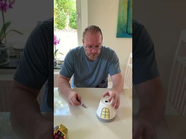 frun har målat fast en kruka i bordet.