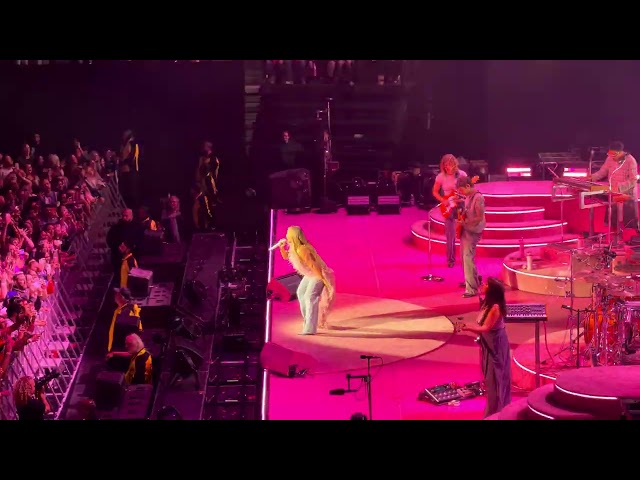 Hilary Duff - Intro At Manchester AO Arena - 12th September 2026