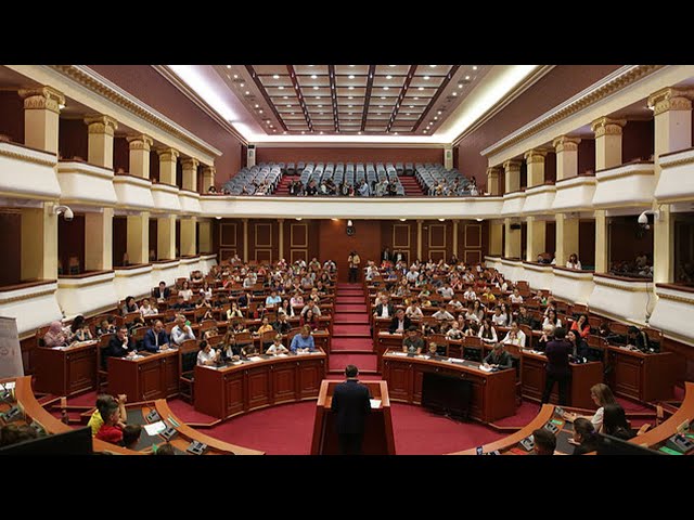 Ndryshime karrigesh dhe akuza te forta ne Kuvend, mberrin dhe Berisha