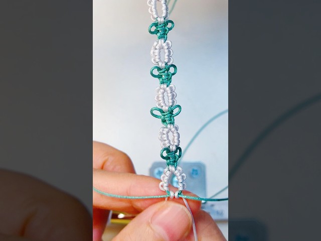 Look at this delicate braided flower bracelet! #macrametutorial #diy #claybracelet