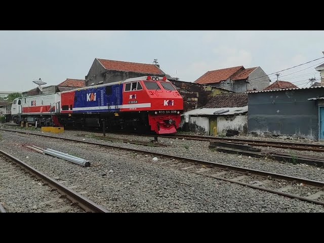 Moment Lokomotif 201 83 48 dengan livery red and blue