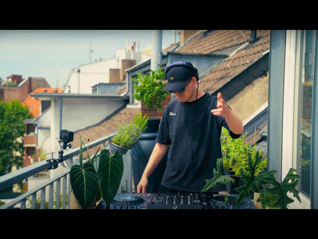 Spinning some UKG / Bass Tunes on the Balcony #fastforward