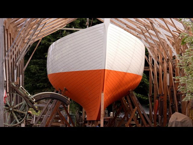 Boatbuilding - Painting the hull! (Tally Ho / EP99)