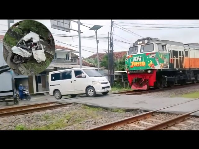 Detik detik grandmax tertumbur lokomotif ka harina