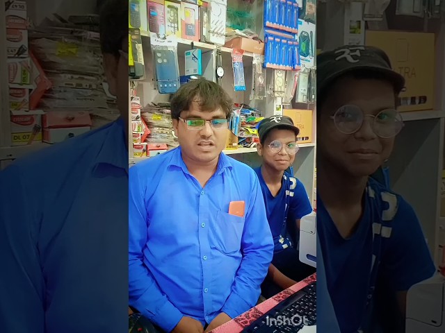 पीछे लड़के को देखो कितना हस रहा है 🤣